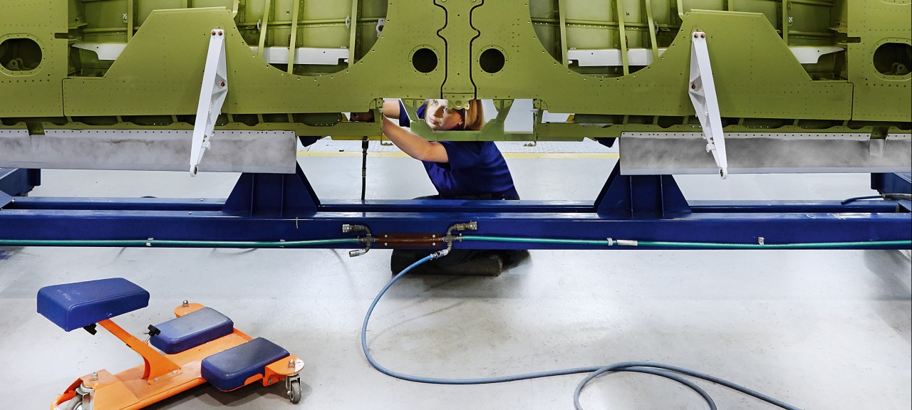 RUAG Aerostructures: Vorbereitung auf die Endabnahme einer Pilatus PC-21-Flügelstruktur