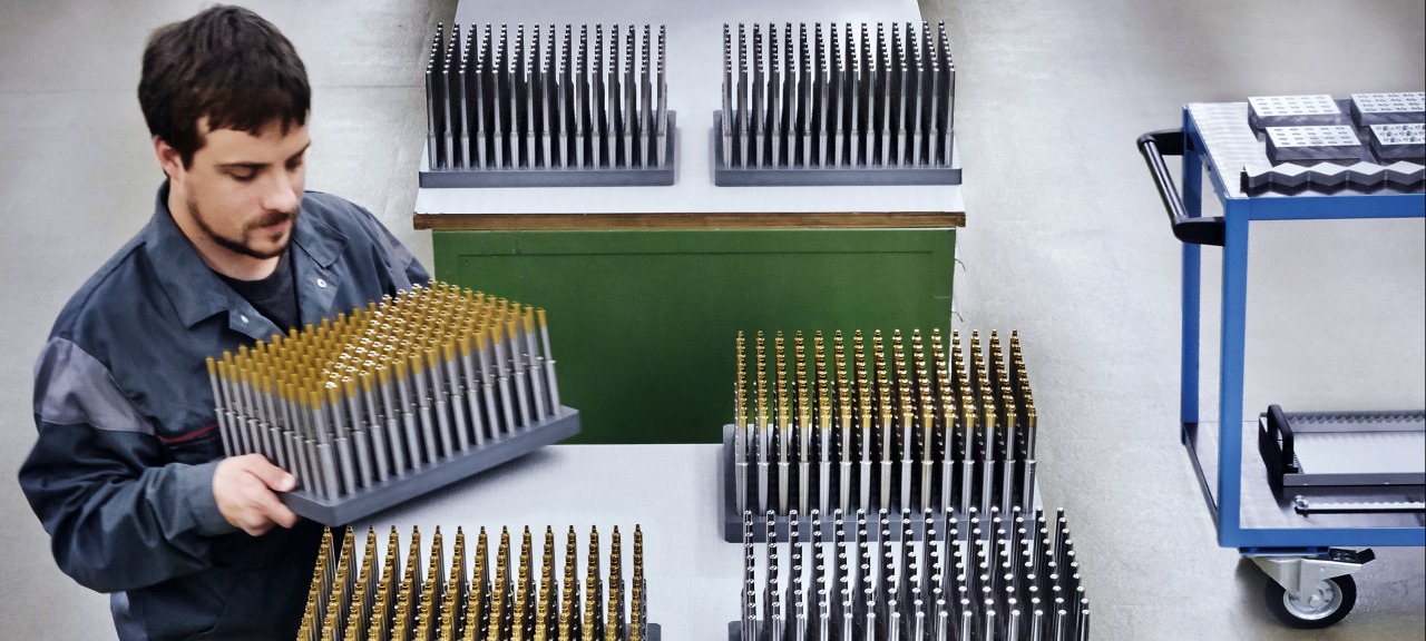 RUAG Ammotec: Zur Prüfung bereitstehende Werkzeugsätze für die Herstellung von Munitionskomponenteü