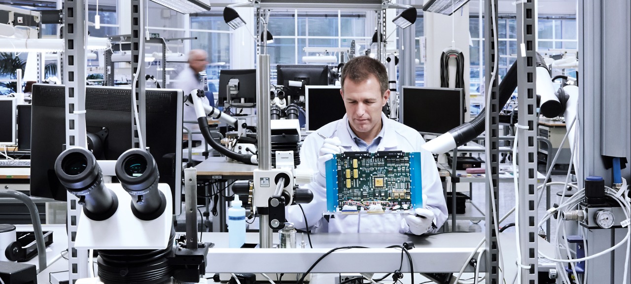 RUAG Space: Inspektion am Kernmodul des ExoMars On Board Computers am Standort Göteborg