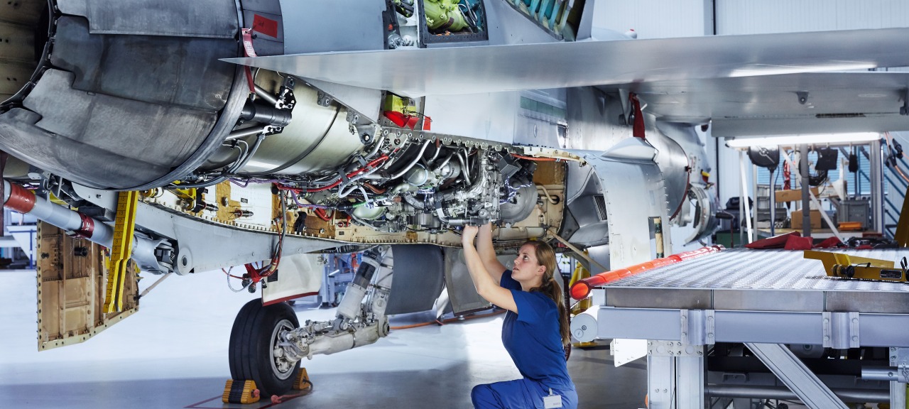 RUAG Aviation ist Materialkompetenzzentrum der Schweizer Luftwaffe und setzt die F/A-18 in Stand