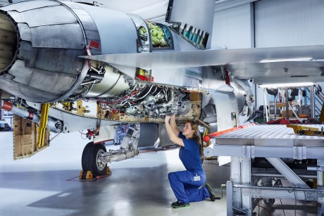 RUAG Aviation ist Materialkompetenzzentrum der Schweizer Luftwaffe und setzt die F/A-18 in Stand